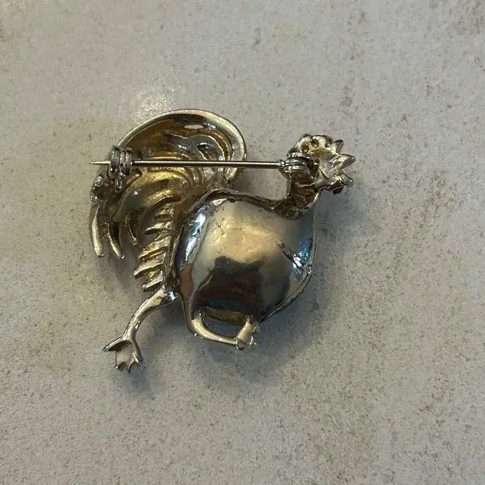 Vintage Faux Pearl Rooster Brooch – Gold-Tone Figural Pin with Red Rhinestones